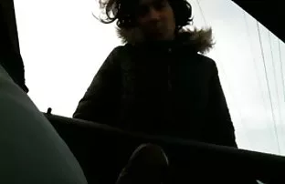 Eine Frau im Hijab h ...