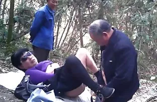 Ein glatzköpfiger kl ...