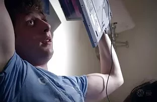 Frau im Alter steht  ...