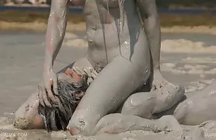 Hübsche braunhaarige ...