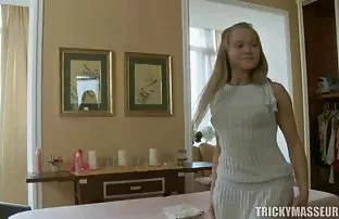 Frau-Agent hat Spaß  ...