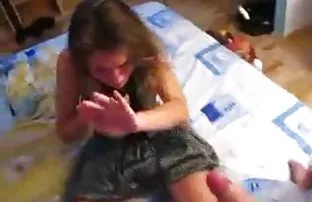 Spitzbübisch bebende ...