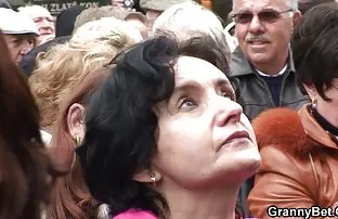 zu dem Mann auf der  ...