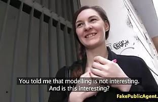 Eine hübsche junge D ...