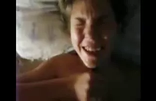 Nimmt auf die Wange, ...