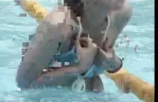 Schwarzhaarige junge ...