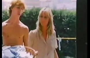 Blondine wird auf de ...