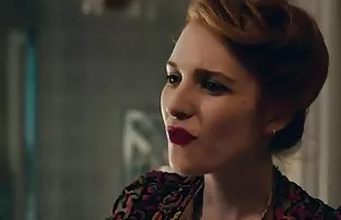 Gatte schaut zu, wie ...