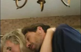 Ein Mann und eine ju ...